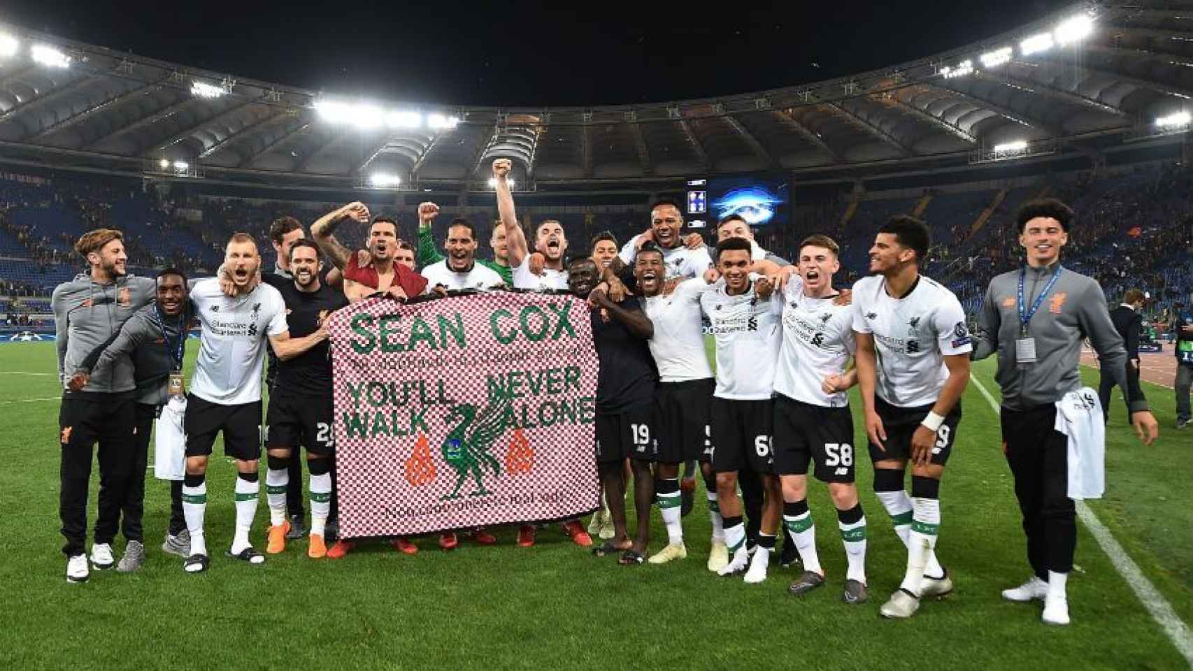 Los jugadores del Liverpool con la pancarta en homenaje a Sean Cox