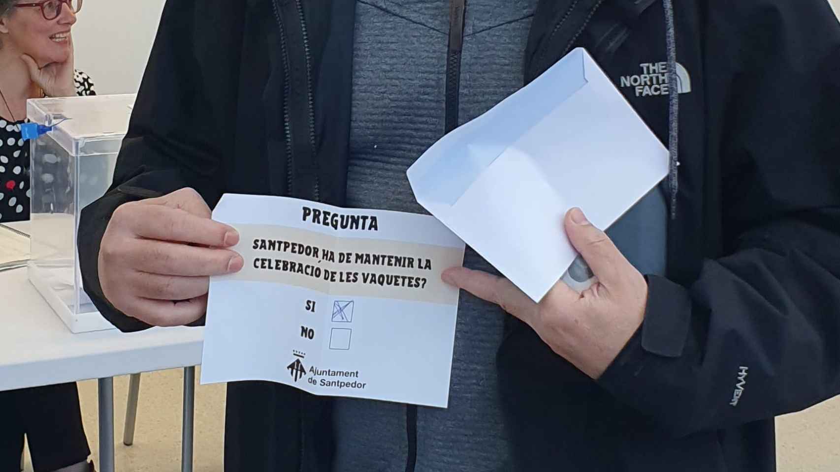 Josep Ramon Bosch vota por mantener las vaquillas en el referéndum de Santpedor.