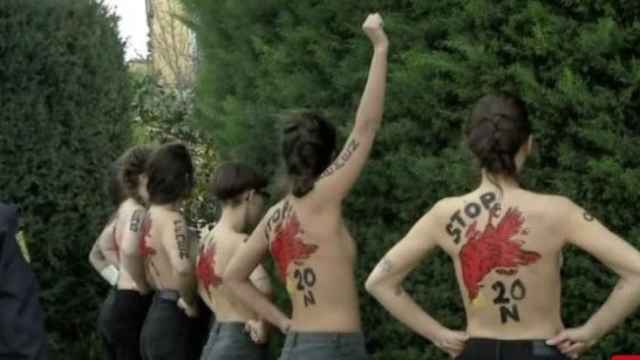 Las activistas de Femen este domingo en el acto de Falange