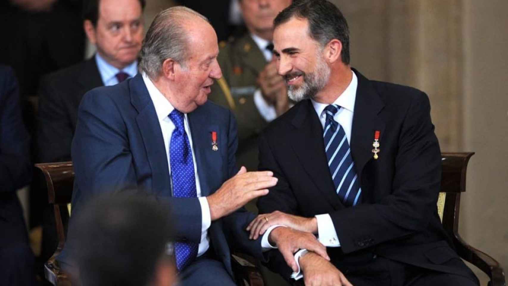 Juan Carlos I y su hijo Felipe VI conversan durante el XXX Aniversario de la firma del Tratado de Adhesión de España a las Comunidades Europeas.