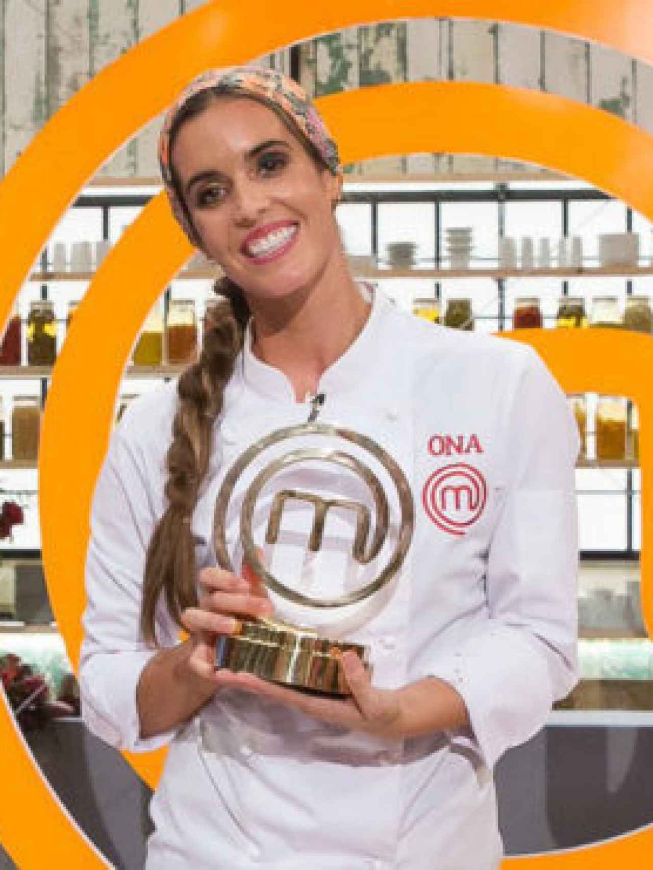 Ona Carbonell, posando feliz con su premio de 'MasterChef Celebrity' logrado el 26 de noviembre de 2018.
