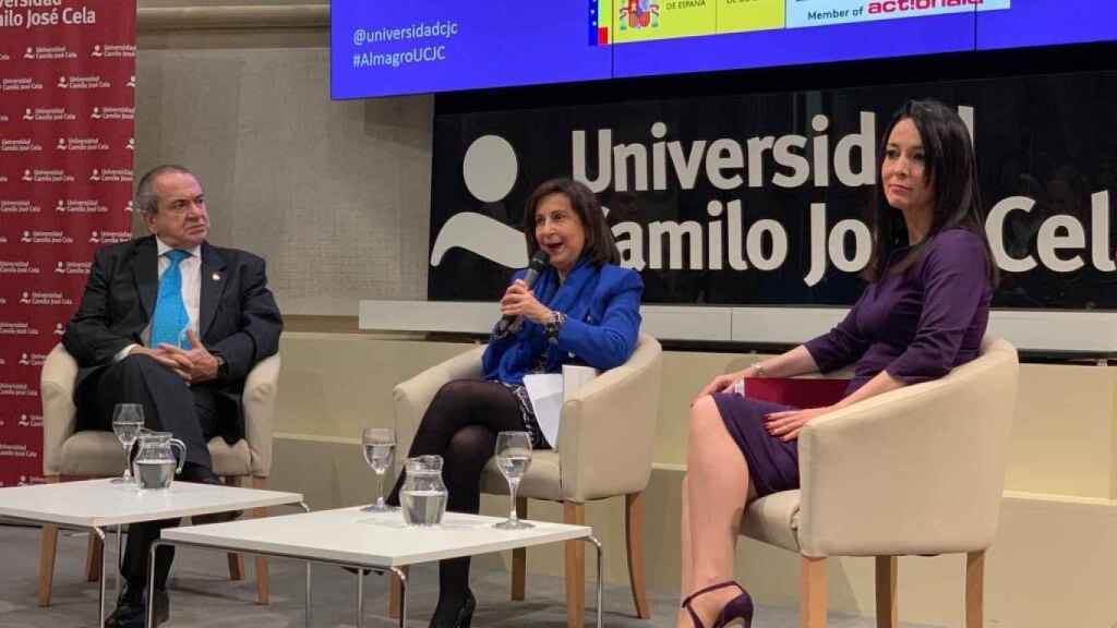 El rector de la UCJC, Emilio Lora-Tamayo D’Ocon; la ministra de Defensa en funciones, Margarita Robles; y la presidenta de THRibune y consejera de El Español, Cruz Sánchez de Lara.