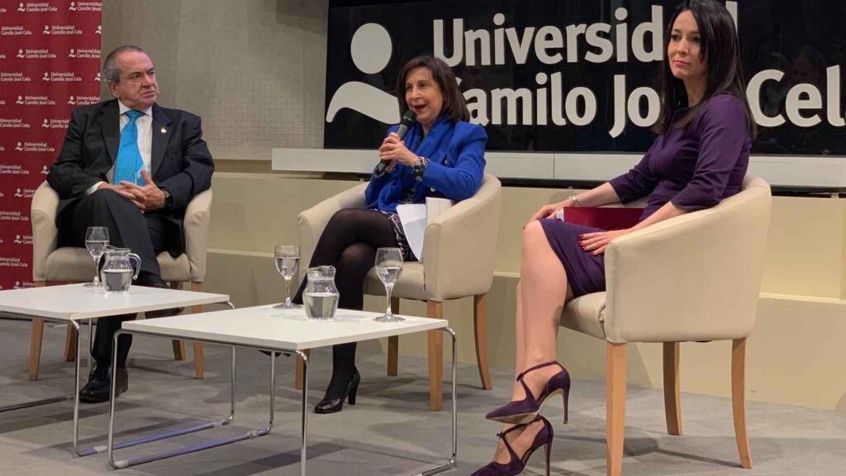 El rector de la UCJC, Emilio Lora-Tamayo D’Ocon; la ministra de Defensa en funciones, Margarita Robles; y la presidenta de THRibune y consejera de El Español, Cruz Sánchez de Lara.
