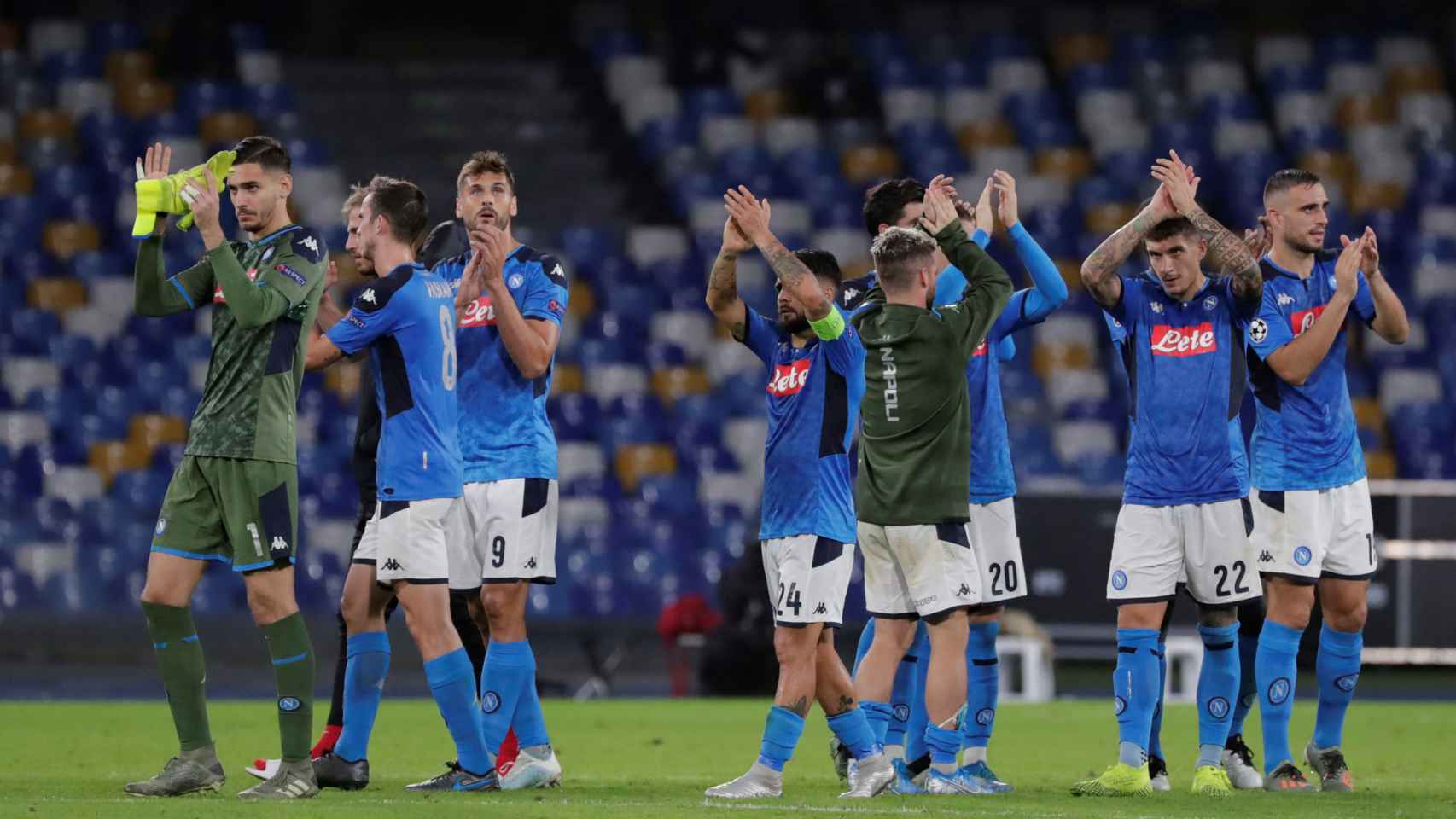 La plantilla del Nápoles tras un partido de Champions