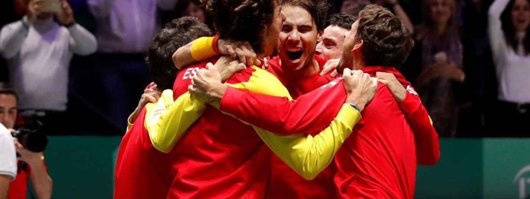 El equipo español celebrando la victoria en la Copa Davis.