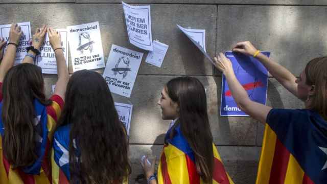 Estudiantes pegan carteles a favor de la independencia en la Universidad de Catalana el 1-O.