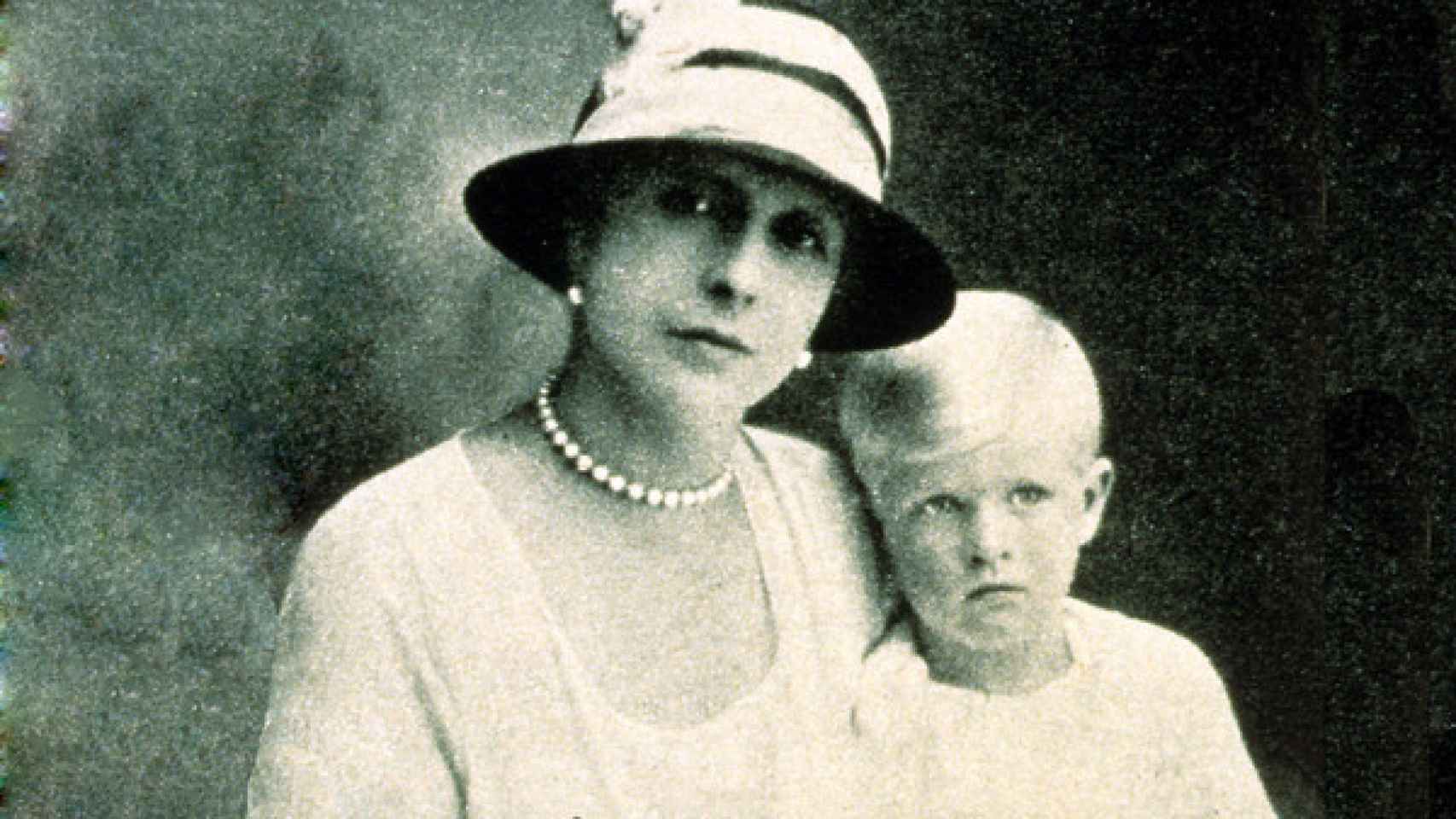 La princesa junto a su hijo Felipe de Edimburgo.
