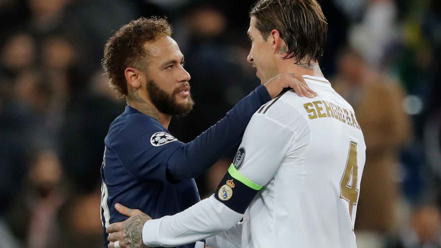 Neymar saluda a Sergio Ramos tras el final del partido