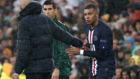 Zinedine Zidane saluda a Kylian Mbappe