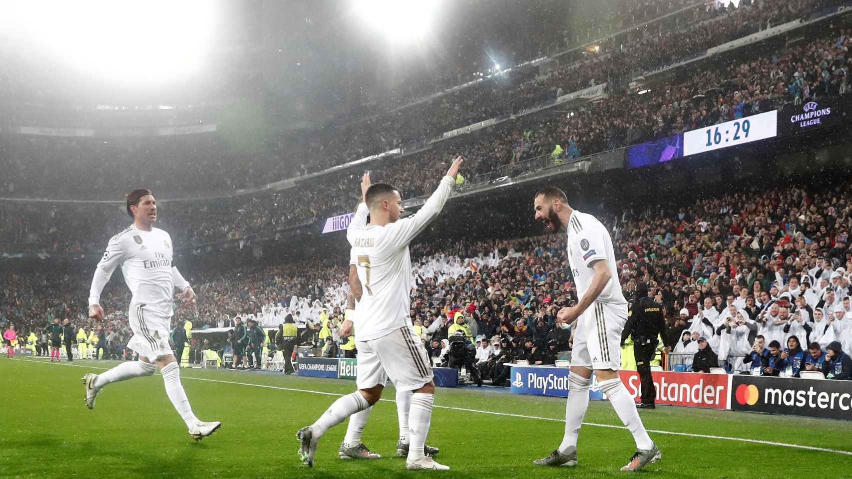 Karim Benzema celebra el primer gol del Real Madrid al PSG en el Santiago Bernabéu
