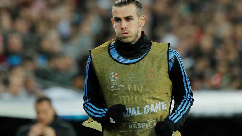 Gareth Bale calienta en la banda del Santiago Bernabéu