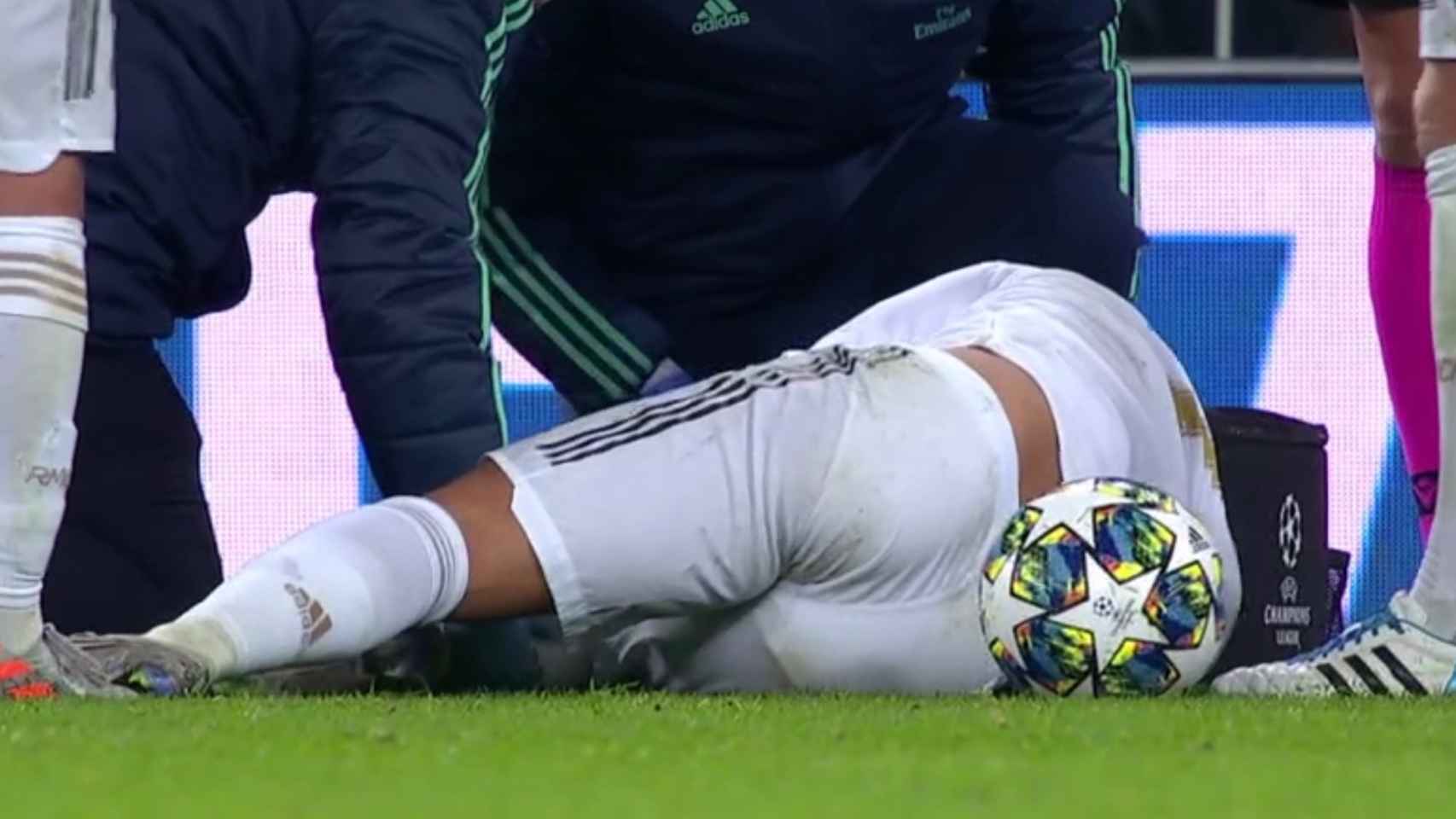 Hazard, sobre el césped del Santiago Bernabéu, atendido por los médicos