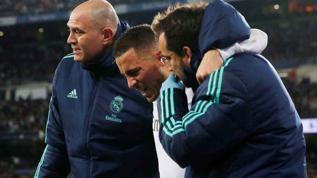 Hazard abandona el terreno de juego ayudado por los médicos del Real Madrid