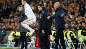 Gareth Bale calienta antes de entrar bajo la presencia de Zinedine Zidane