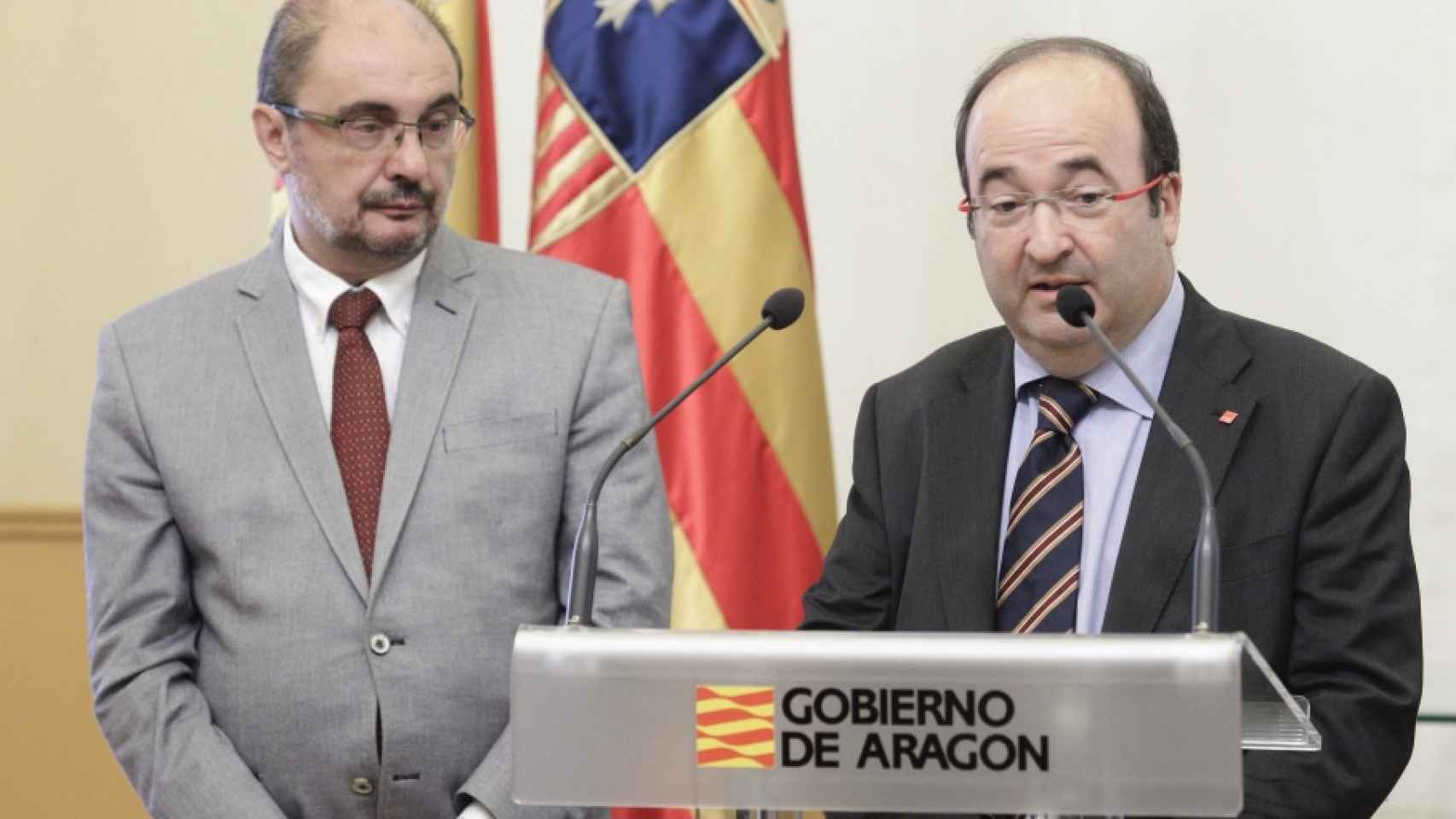 El presidente del Gobierno de Aragón, Javier Lambán, junto al secretario general del PSC, Miquel Iceta.