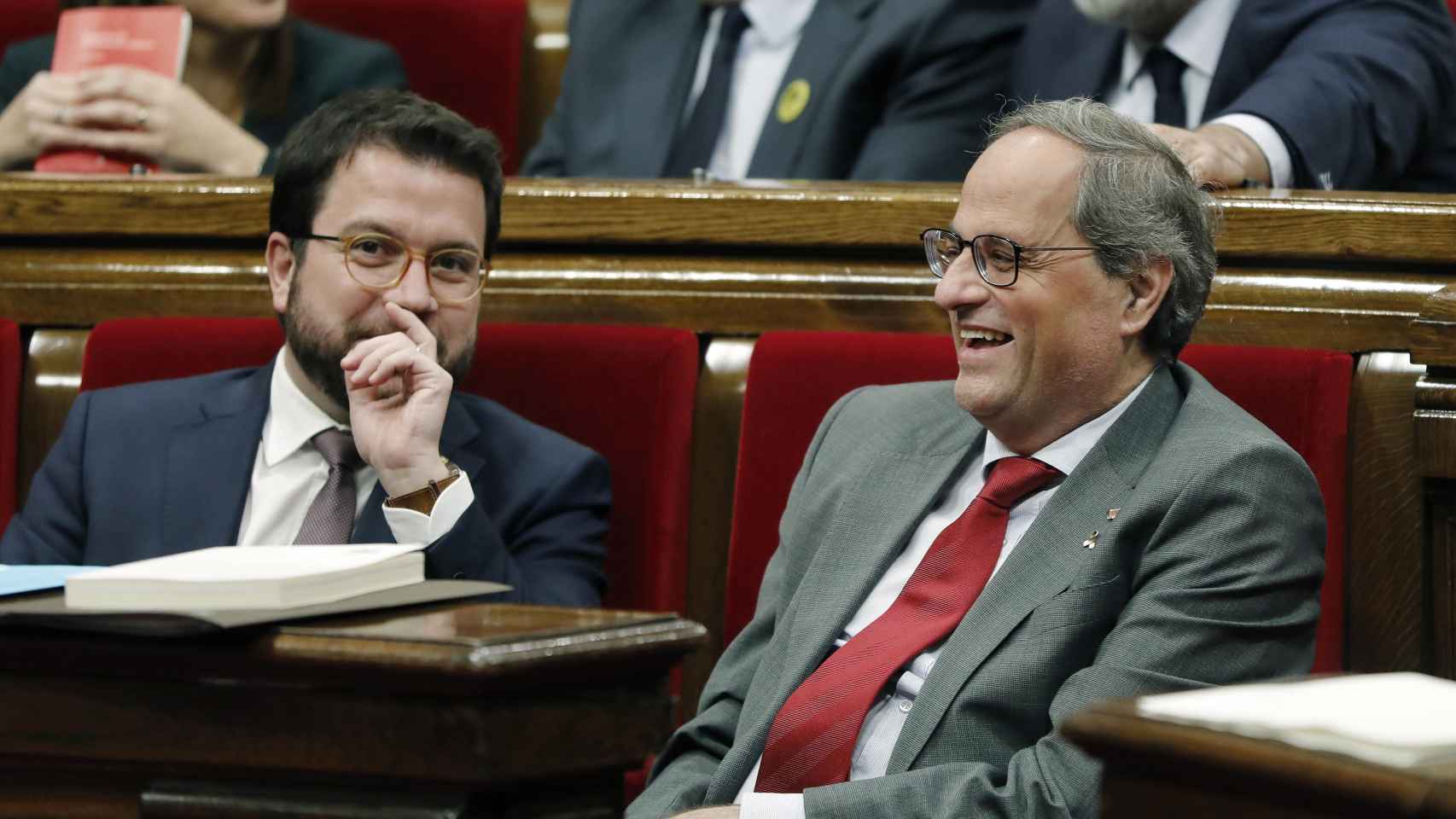 Pere Aragonés y  Quim Torra durante un Pleno del Parlament.