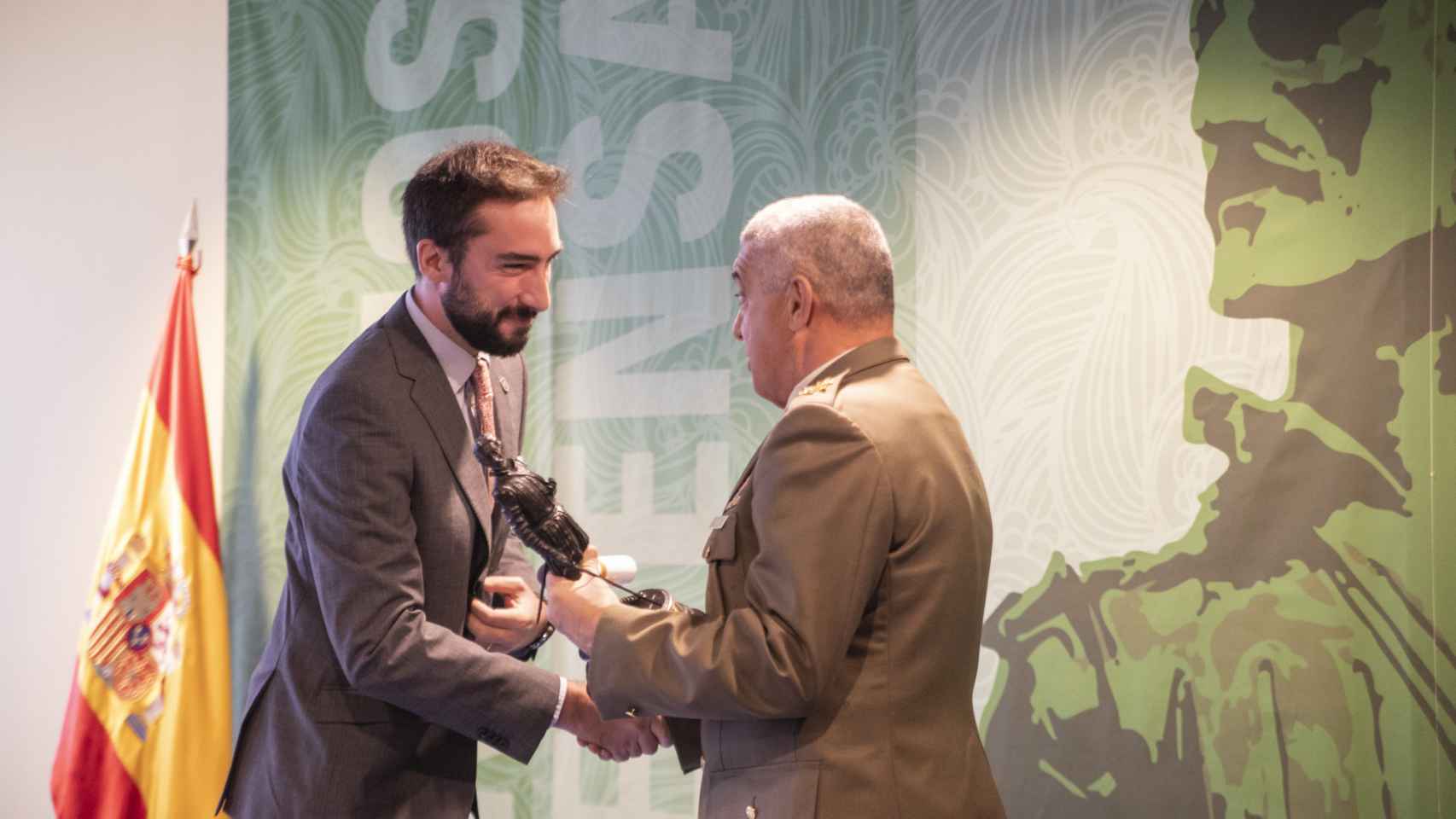 Araluce recoge el premio de manos del general Javier Varela, Jefe del Estado Mayor del Ejército de Tierra.