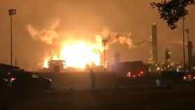Explosión en planta química en EEUU, observada a kilómetros de distancia
