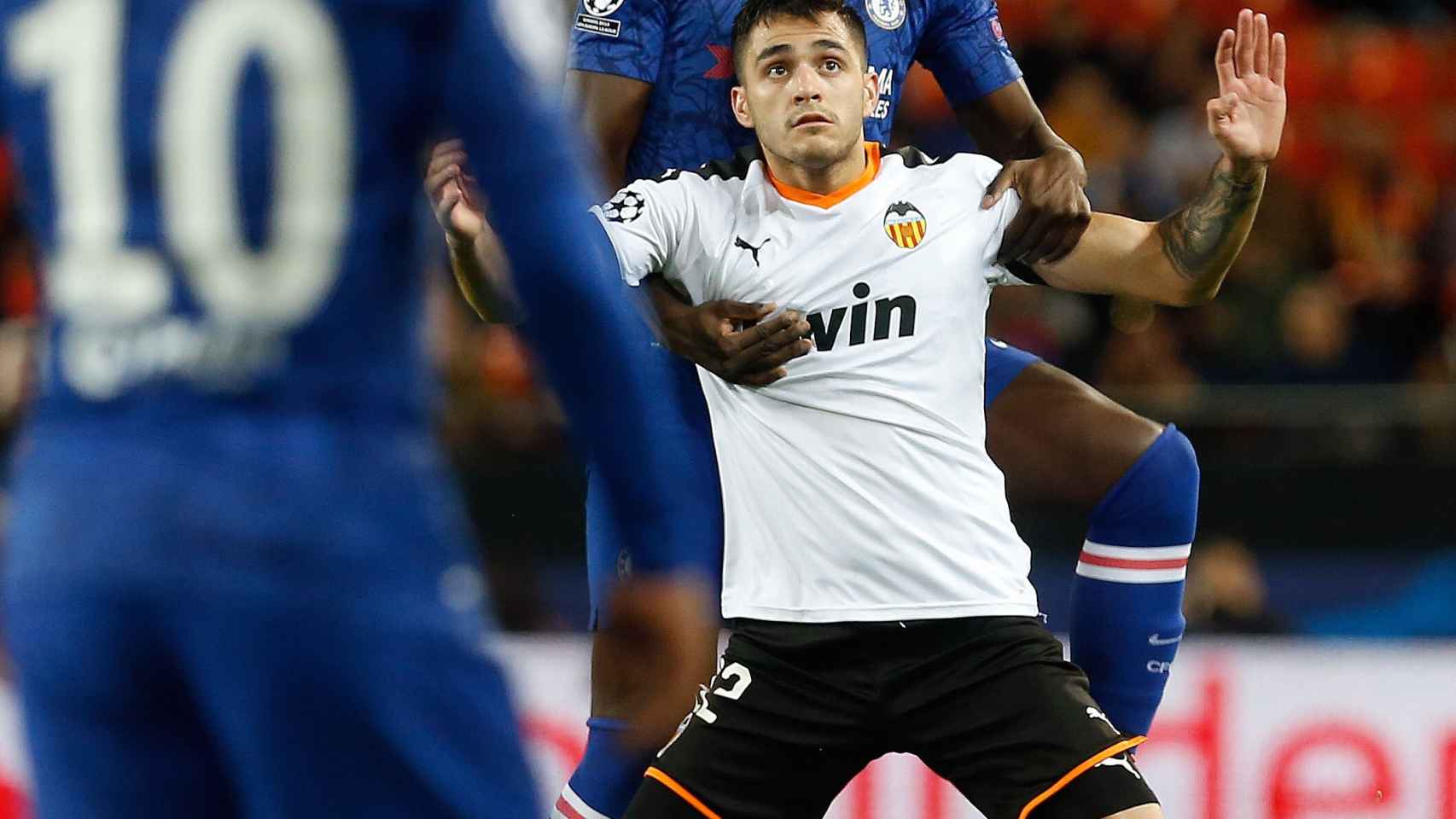 Maxi Gómez, en un momento del partido entre el Valencia y el Chelsea