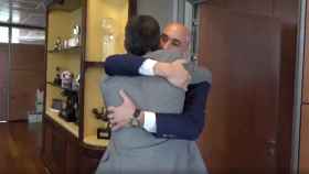Luis Rubiales y Luis Enrique se funden en un abrazo