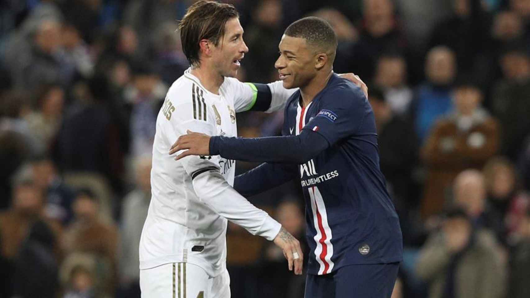 Abrazo entre Sergio Ramos y Kylian Mbappé