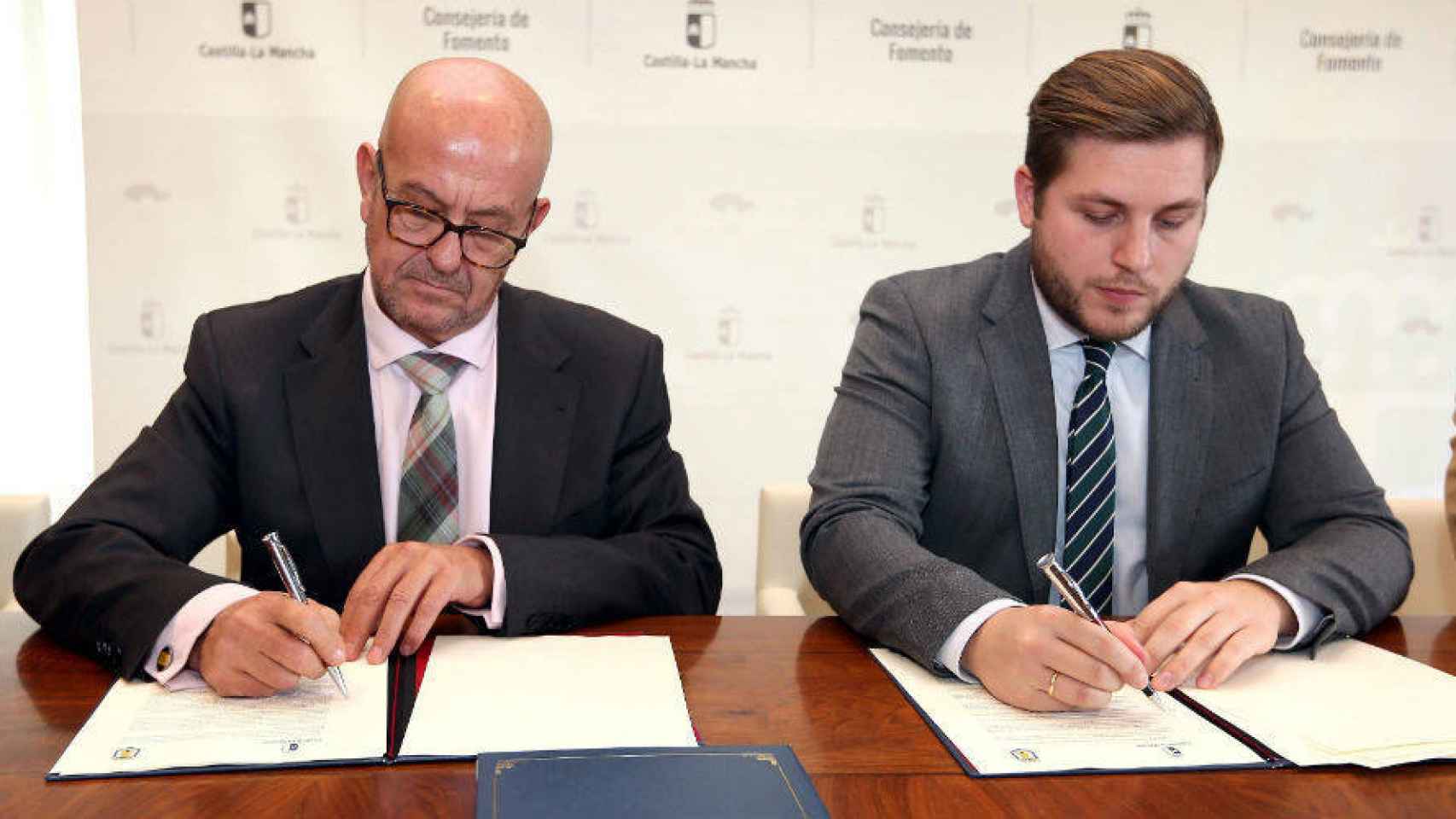 Emilio Bravo y Nacho Hernando firman el acuerdo para el polígono de la localidad toledana de Mora. Foto: Óscar Huertas