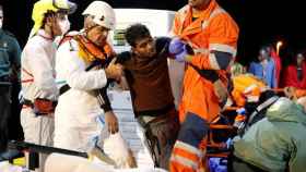 Salvamento Marítimo ha rescatado en Melilla a 70 personas de una patera a la deriva.