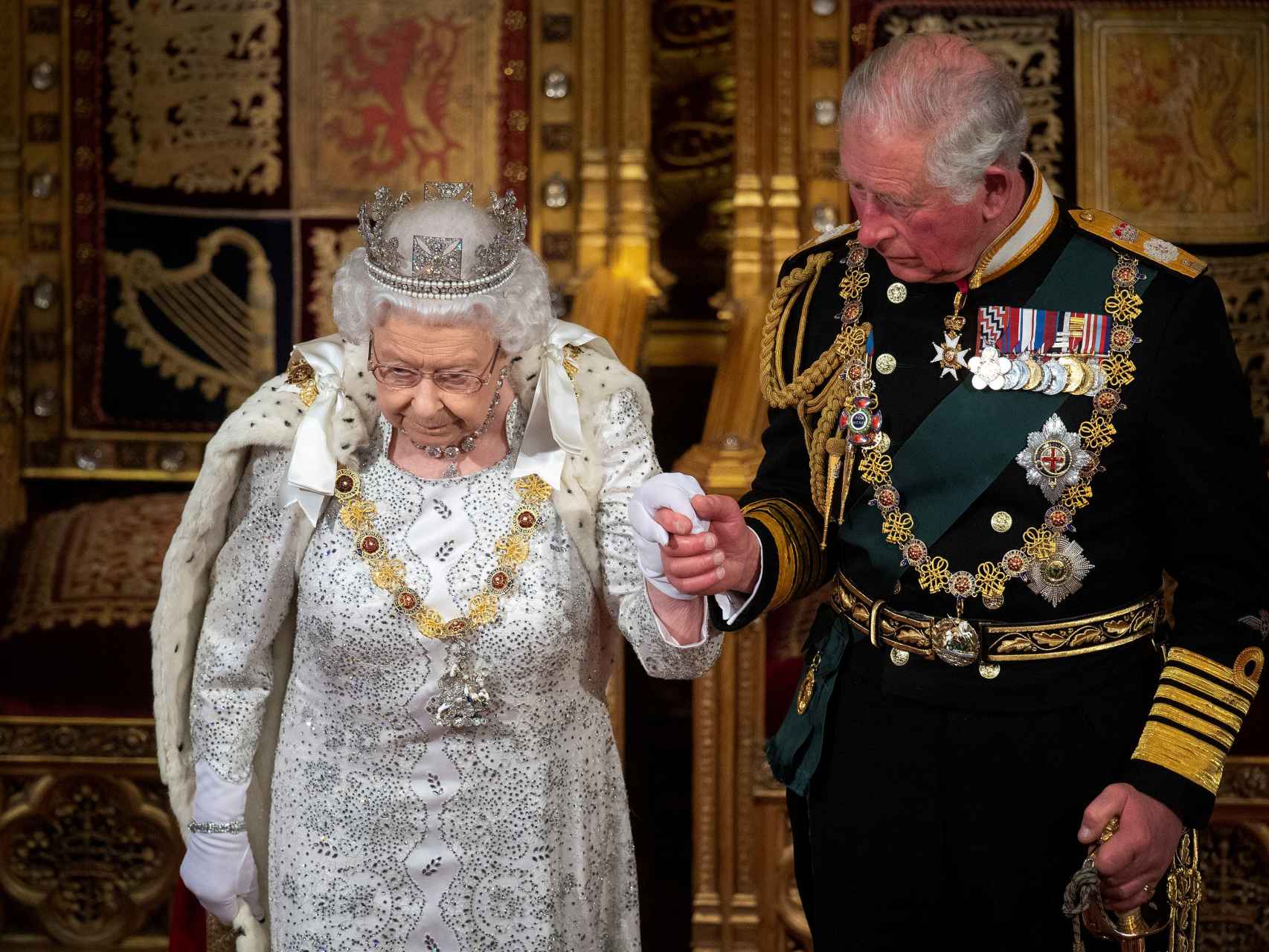 El contagio del príncipe Carlos ha hecho saltar las alarmas en la prensa británica, por un posible contagio de Isabel II.