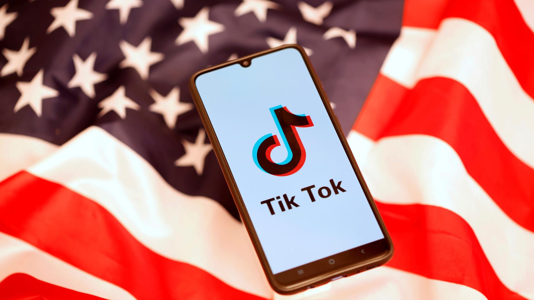 La app de TikTok con la bandera de Estados Unidos.