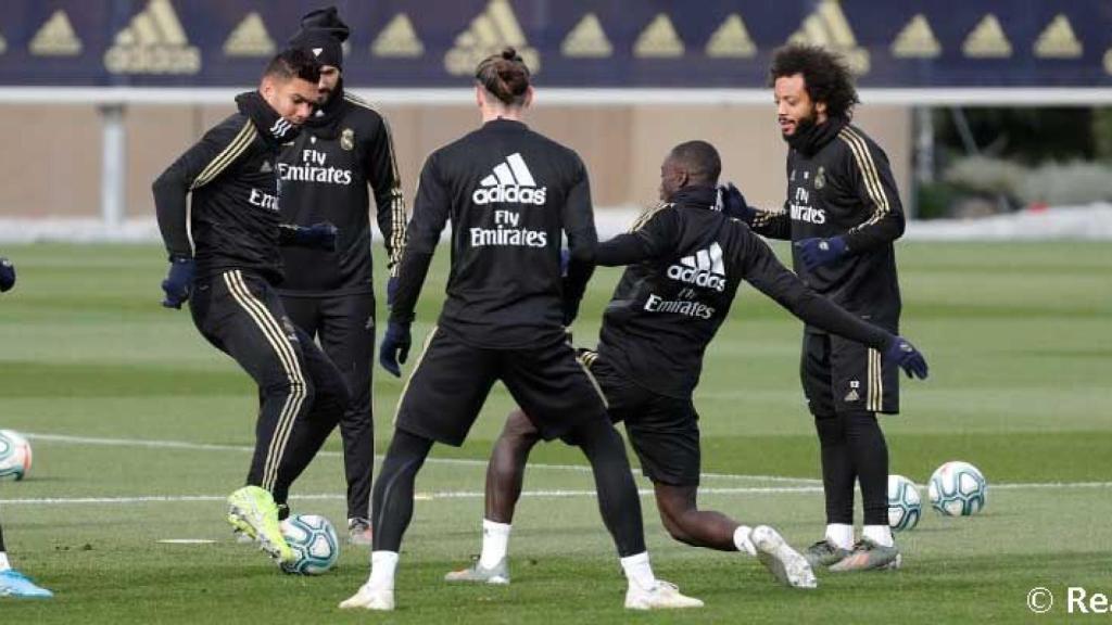 Los jugadores del Real Madrid, durante el entrenamiento