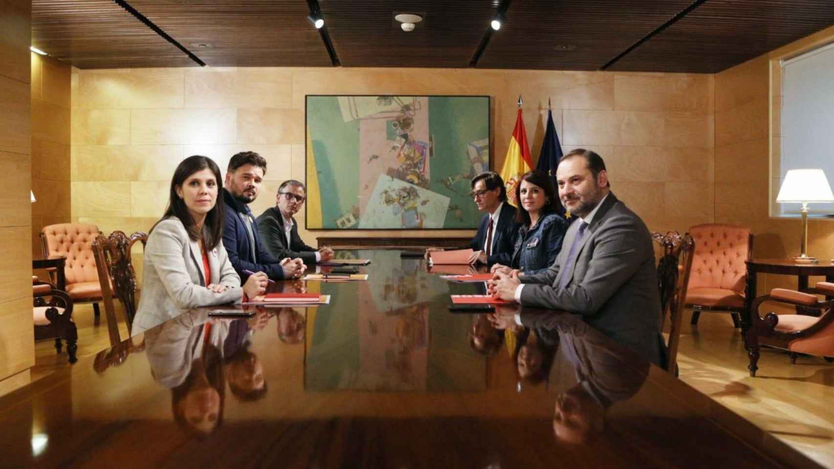 Vilalta, Rufián y Jové, a la izquierda de la imagen, frente a Ábalos, Lastra e Illa, en las negociaciones ERC-PSOE para la investidura.