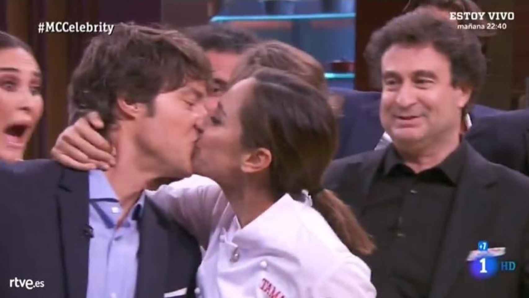 El comentado beso entre Tamara Falcó y Jordi Cruz, en el programa.