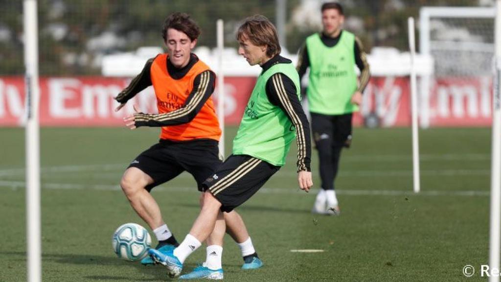 Luka Modric y Álvaro Odriozola en el entrenamiento de este viernes