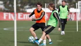 Luka Modric y Álvaro Odriozola en el entrenamiento de este viernes