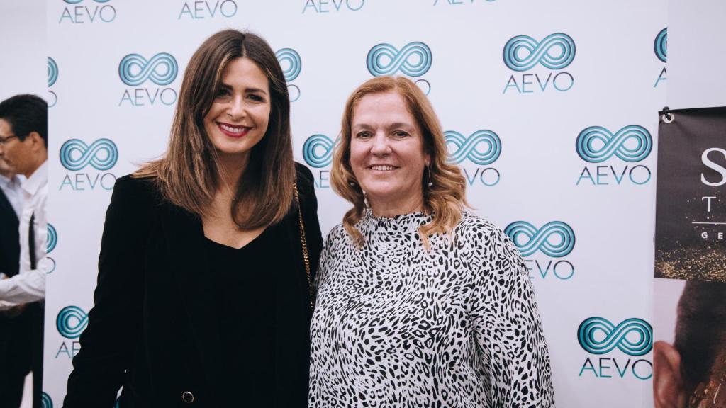 Nuria Roca junto a María José, directora del centro.