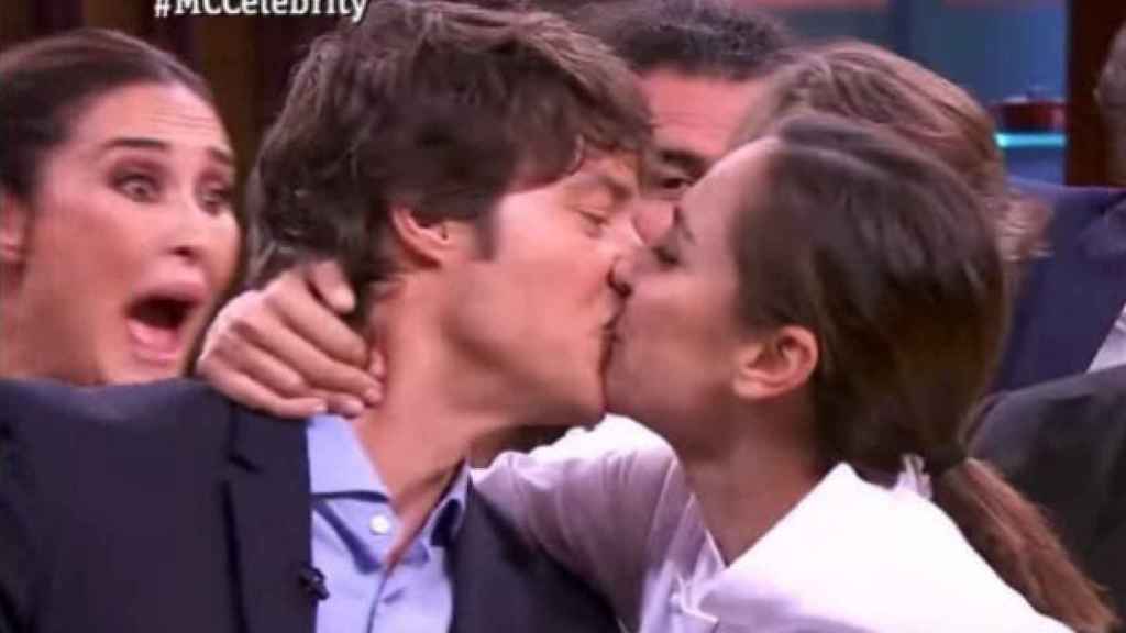 Tamara Falcó dando un beso a Jordi, en la final.