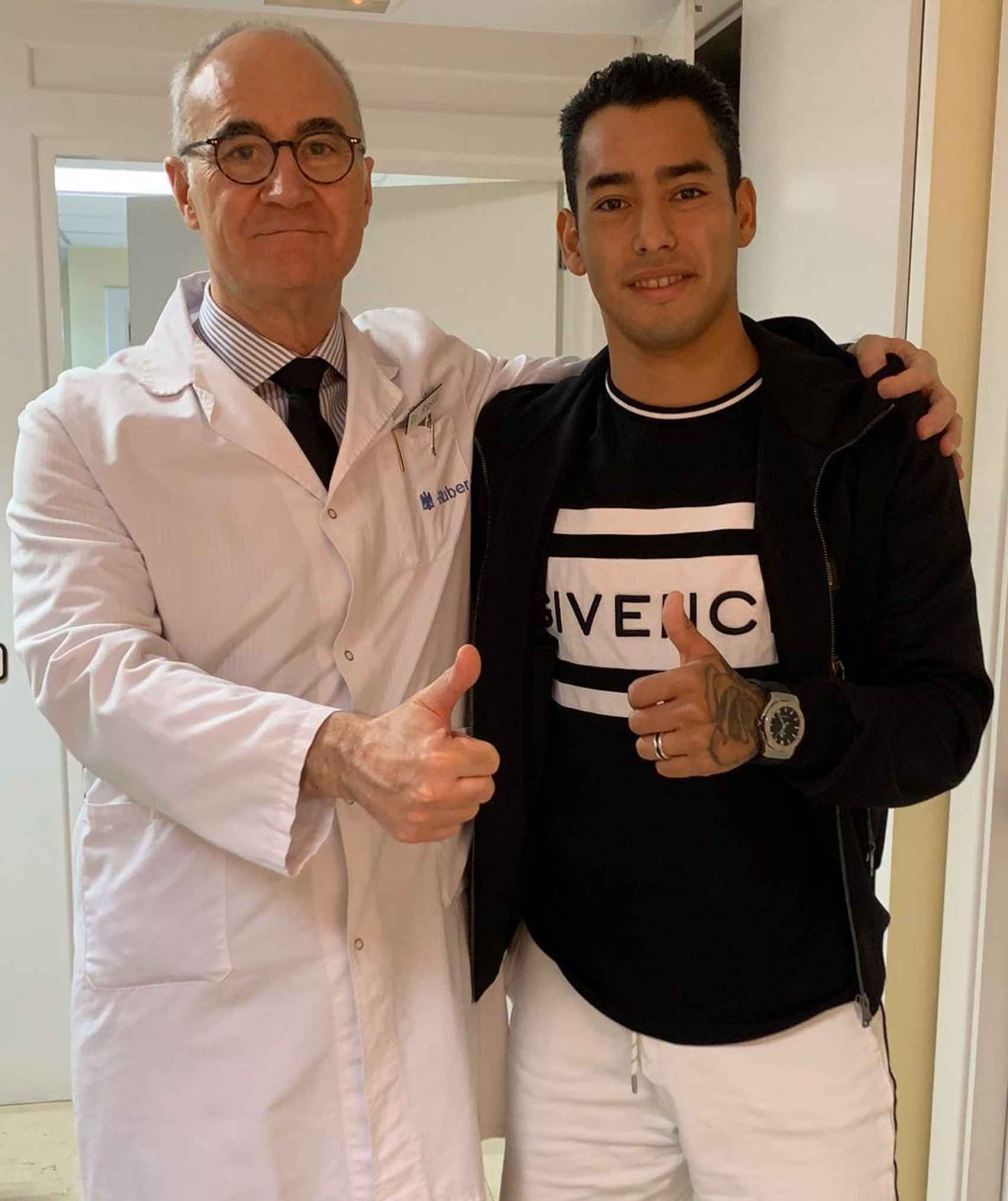 El doctor Ripoll posando con el jugador argentino de la Unión Deportiva Las Palmas Sergio Araujo tras ser intervenido de una lesión ligamentosa y condral en el tobillo izquierdo.