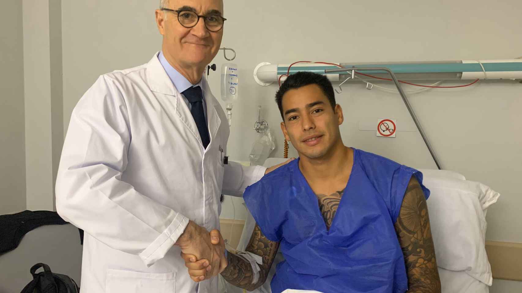 El doctor junto al jugador argentino Sergio Araujo, a quien intervino por una lesión en el ligamento.