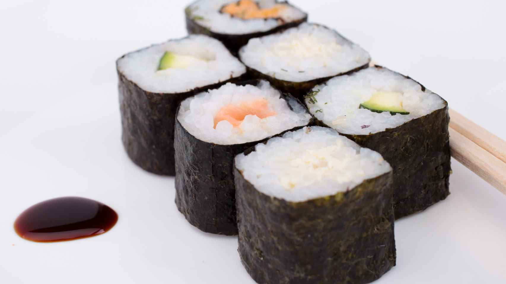 El sushi es uno de los alimentos con algas más populares.
