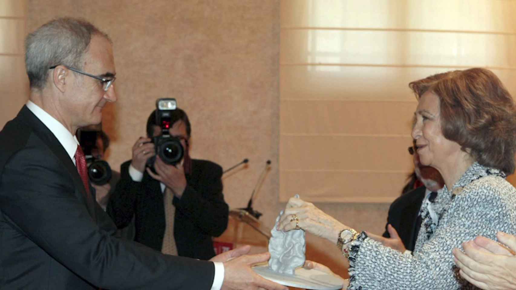 El doctor Ripoll recibiendo en 2008 de manos de la Reina Sofía el premio Fundación Mapfre 'Desarrollo de la Traumatología Aplicada'.