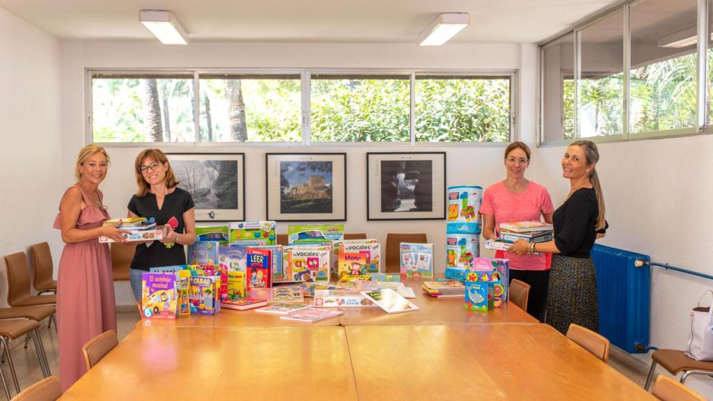 Mariola Ortuño, secretaria personal del CEO del Grupo Marcos, y la directora de Marketing, Paloma Carbajosa, entregando juegos educativos y material escolar a un colegio de Orihuela cuyas aulas se vieron afectadas por la DANA.