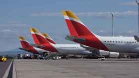 Aviones de Iberia en un aeropuerto.