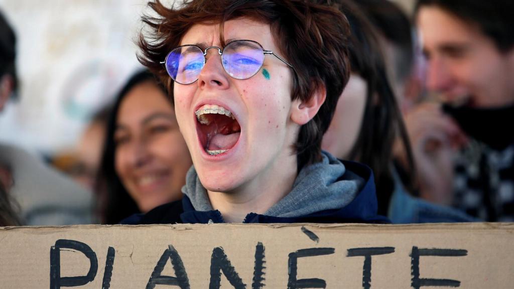 Un activista de Juventud por el Clima en una manifestación contra el consumismo del Viernes Negro en Marsella, Francia.