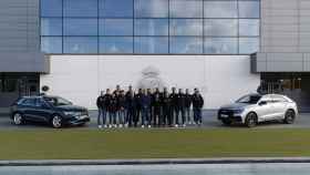 La plantilla del Real Madrid de baloncesto posan junto a los Audis