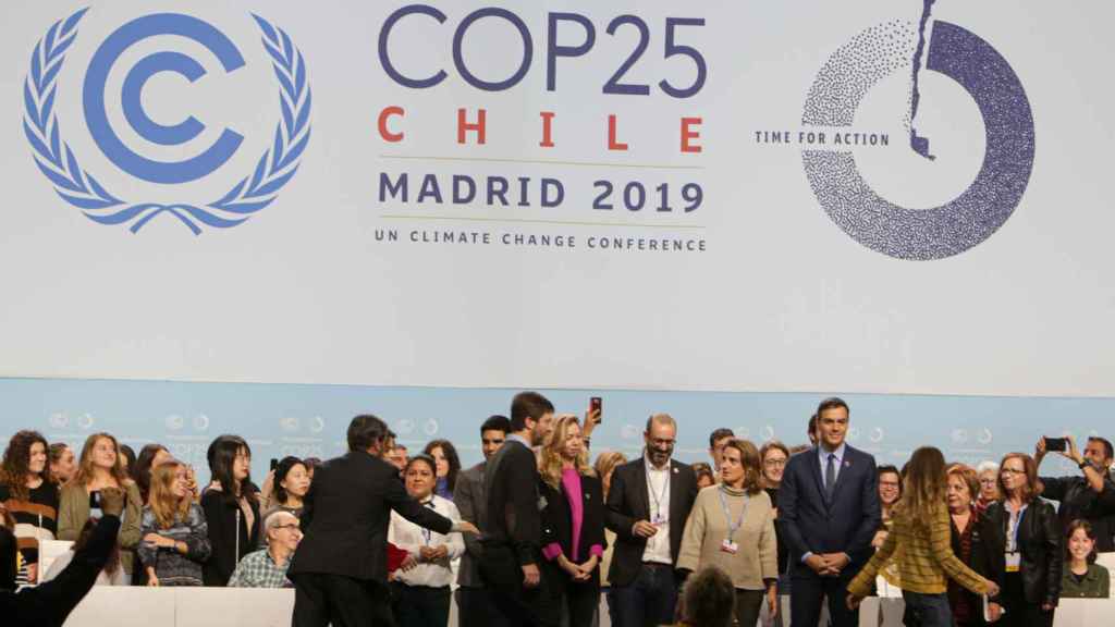 Pedro Sánchez, con la ministra de Transición Ecológica en funciones, Teresa Ribera, en las instalaciones de la Cumbre del Clima COP25, en Madrid.