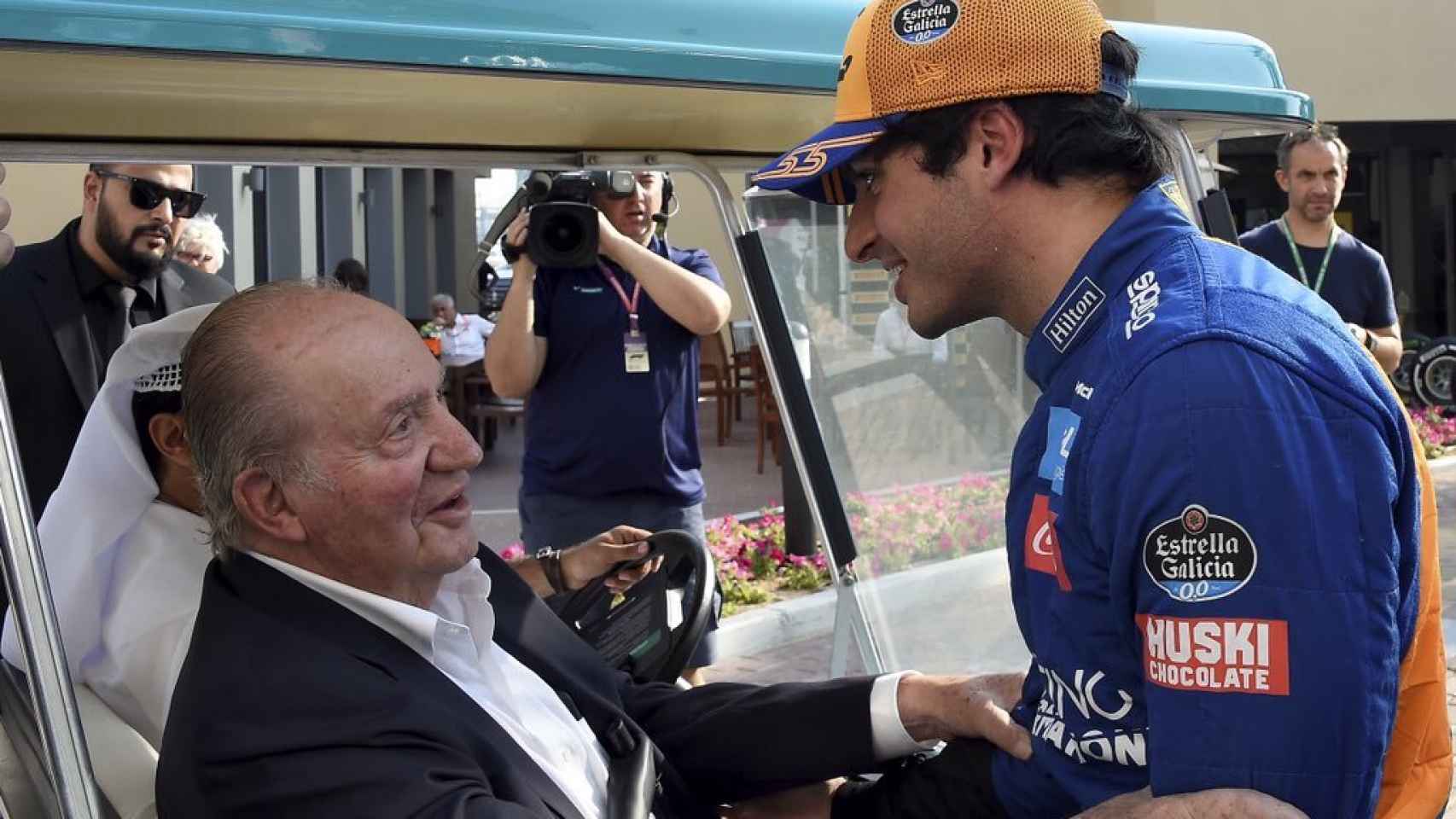 El Rey Emérito Juan Carlos I y Carlos Sainz Jr, en el Gran Premio de Abu Dhabi de la Fórmula 1