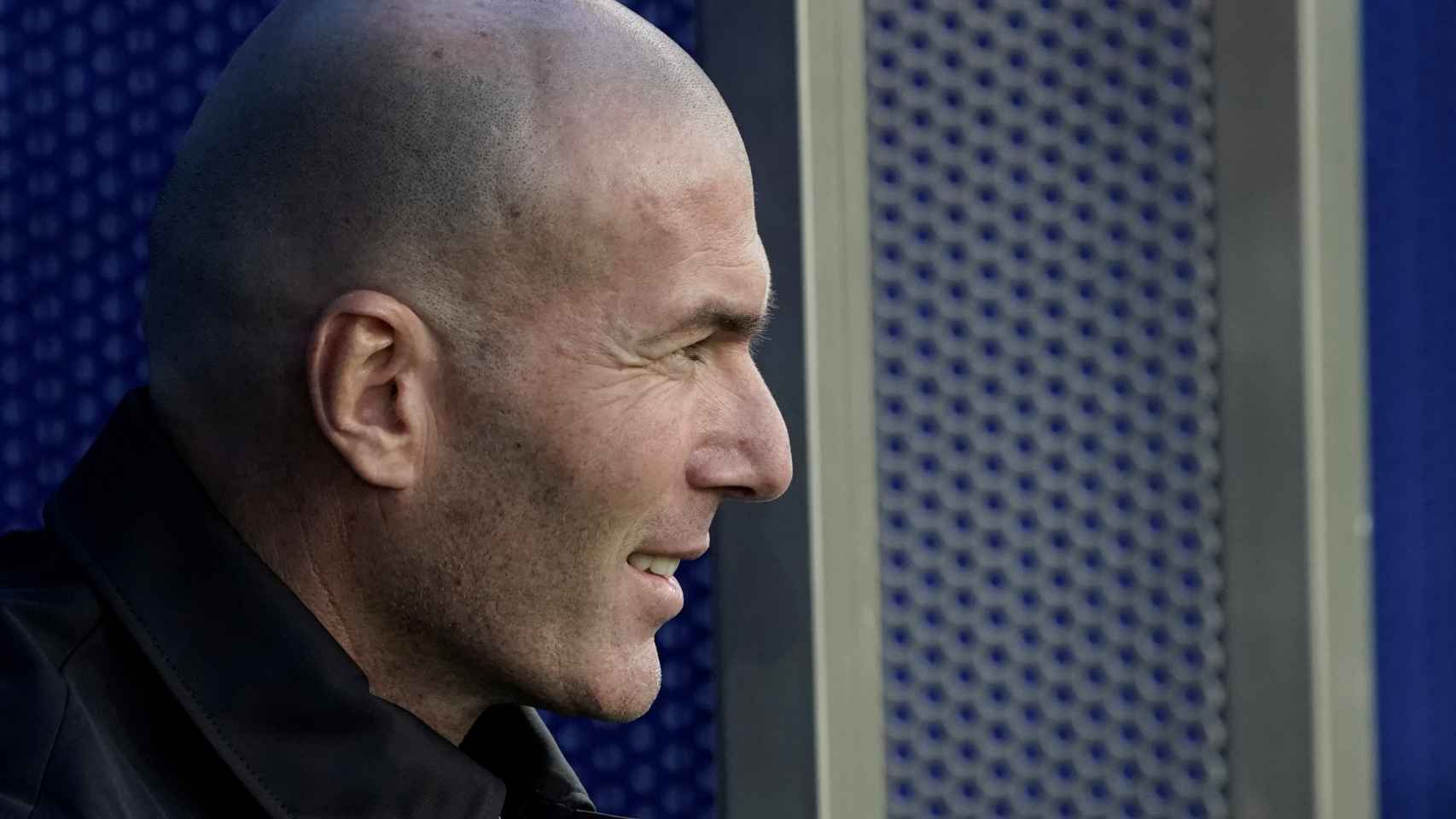 Zinedine Zidane, en el banquillo de Mendizorroza