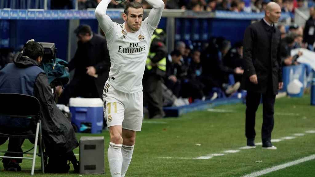 Gareth Bale ejecuta rápido un saque de banda para iniciar un ataque del Real Madrid