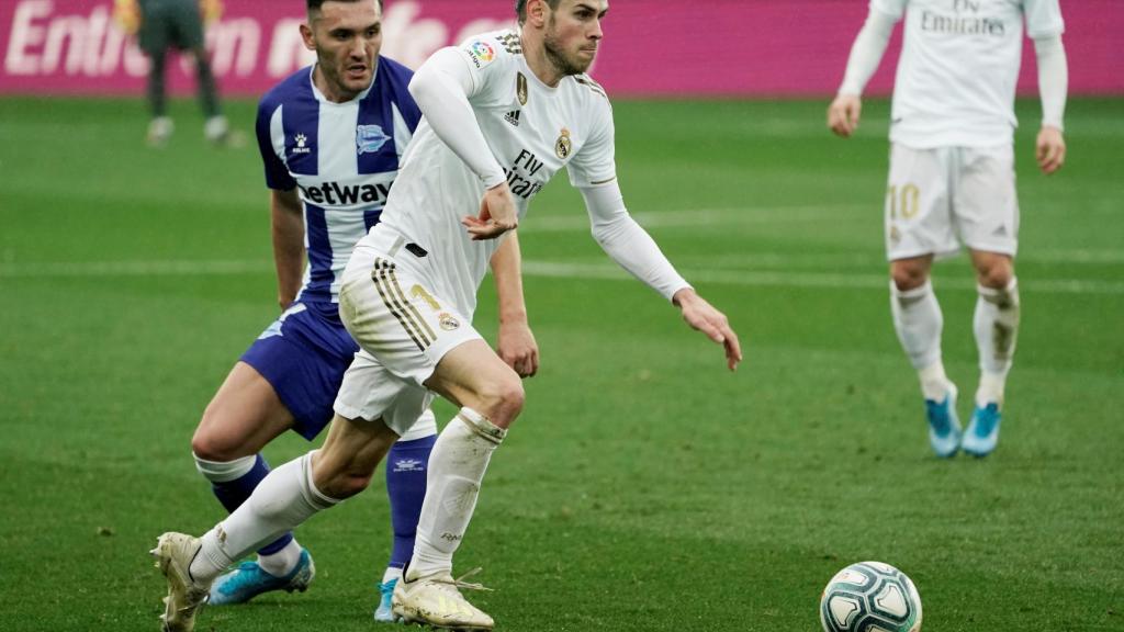 Gareth Bale presionado por Lucas Perez
