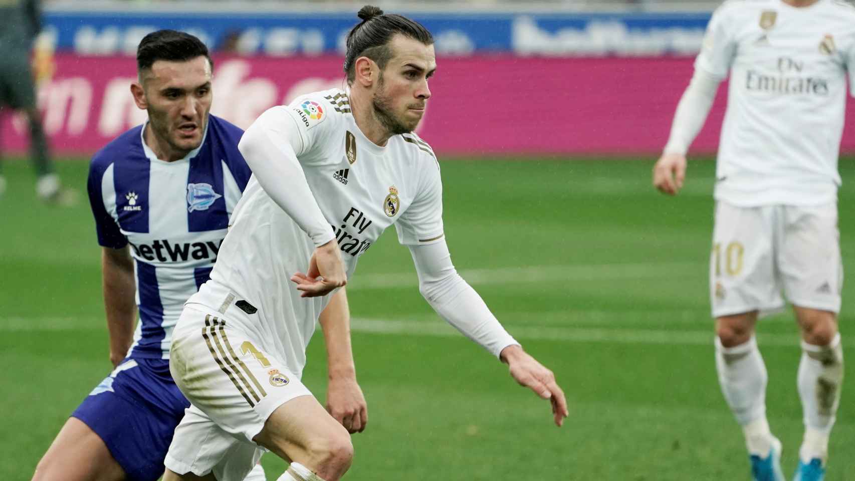 Gareth Bale presionado por Lucas Perez